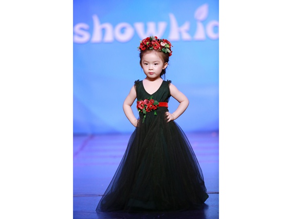 Showkids 2016冬季赛 王绘乔 创意装亚军，牛仔装冠军，泳装季军，年度宝宝组冠军 